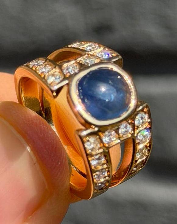 Exclusieve 18 karaat gouden ring saffier 2.5ct en diamanten!, 18 tot 19, Ophalen of Verzenden, Met edelsteen, Dame