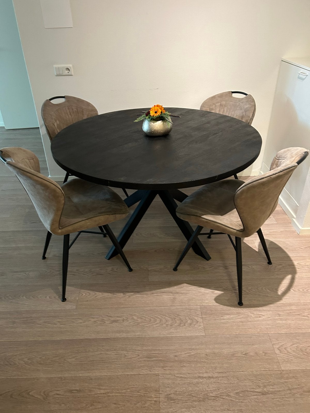 Ronde eettafel met stalen matrixpoot en 4 stoelen, Huis en Inrichting, Tafels | Eettafels, Ophalen, 100 tot 150 cm, Rond, Zo goed als nieuw