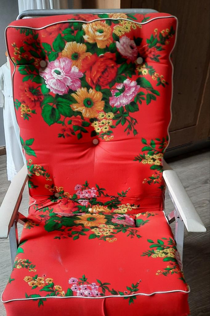 Vintage tuinstoel met bloemenprint kussen retro, Verzamelen, Retro, Huis en Inrichting, Ophalen