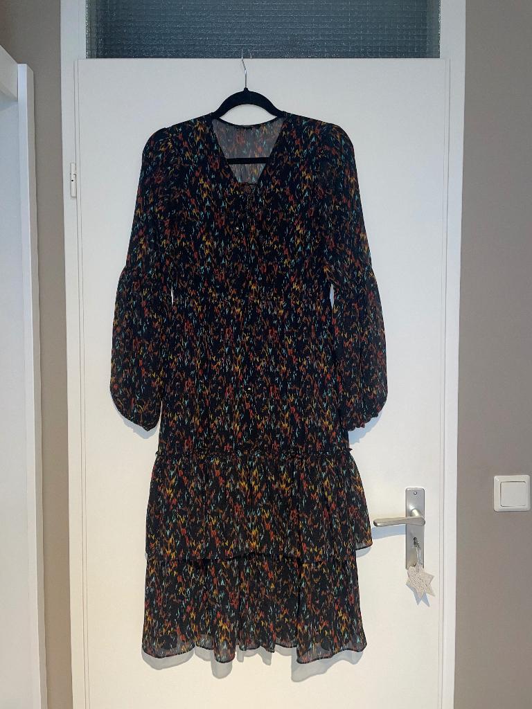NIKKIE midi ruffle jurk met pof mouwen mt 36, Kleding | Dames, Zwart, Ophalen of Verzenden, Zo goed als nieuw, Nikkie
