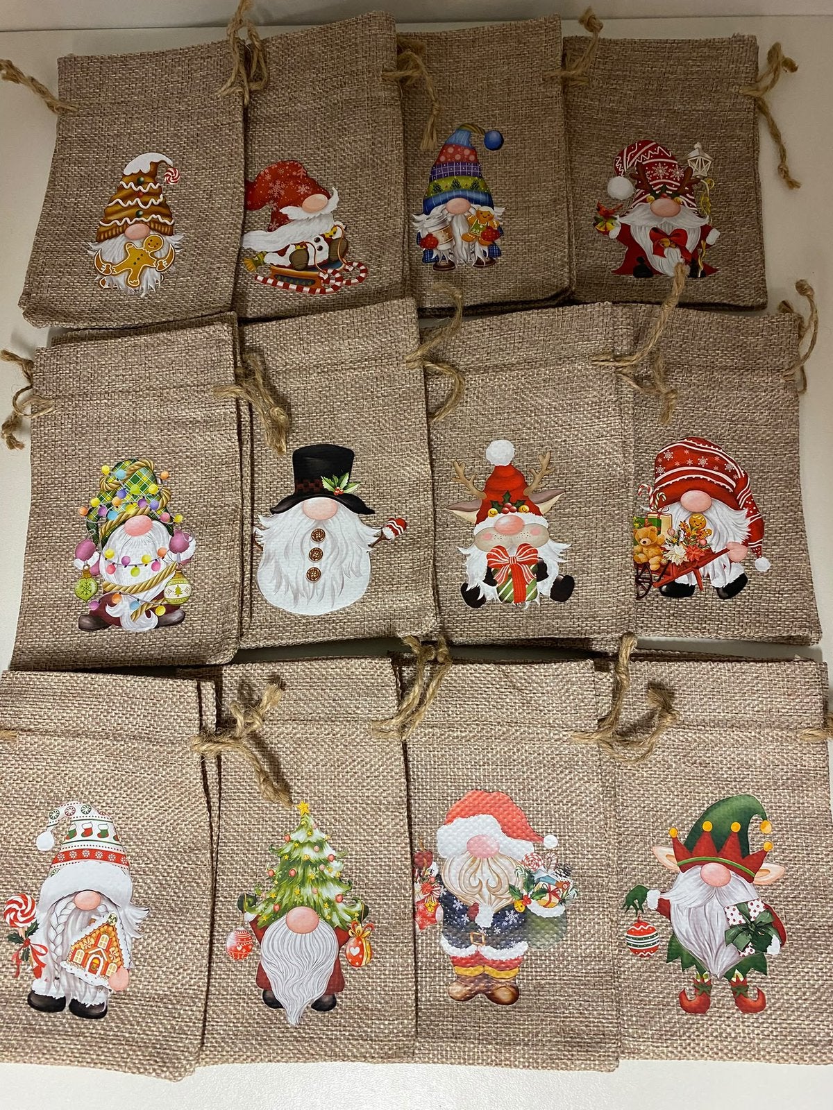 24 Stuks Jute Zakjes met Kerst Afbeeldingen (nieuw), Diversen, Ophalen of Verzenden, Nieuw