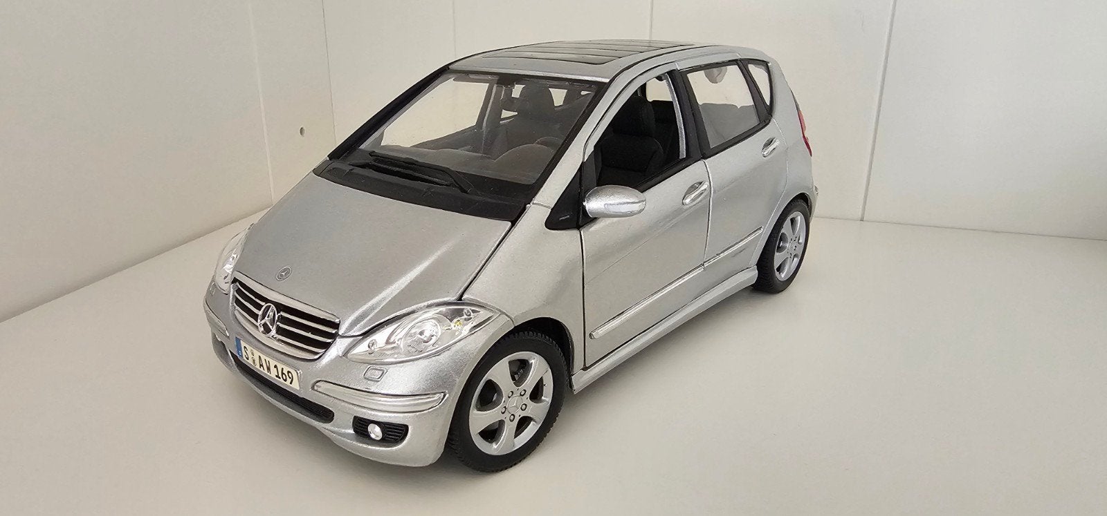 Mercedes A Klasse 1:18 modelauto - Zilver, Hobby en Vrije tijd, Modelauto's | 1:18, Ophalen of Verzenden