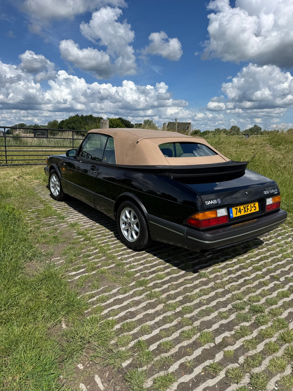 Saab 900 2.0 T16 Turbo Cabrio U9 1992 Zwart, Auto's, Voorwielaandrijving, 1330 kg, 4 cilinders, Cabriolet