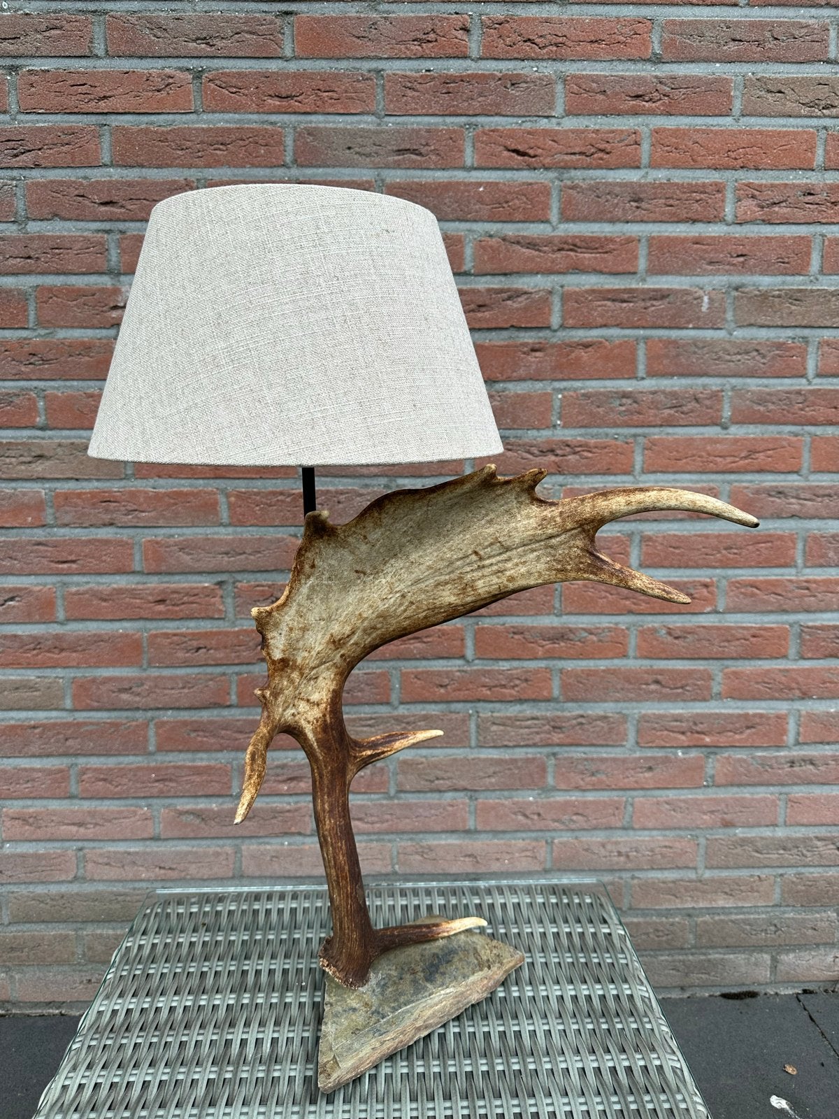 Unieke tafellamp met echt hertengewei en stoffen kap, Huis en Inrichting, Overige merken, Natuurlijk materiaal, Nieuw, Sfeerlamp