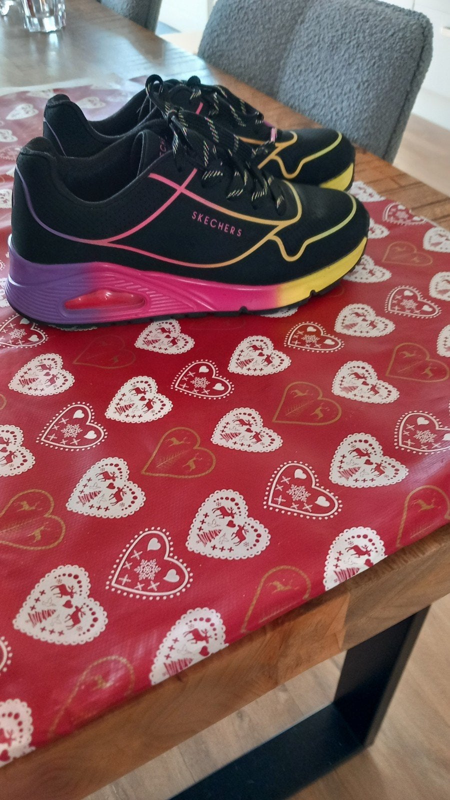 Skechers sneakers zwart met kleurrijke accenten, Ophalen, Zo goed als nieuw, Meisje