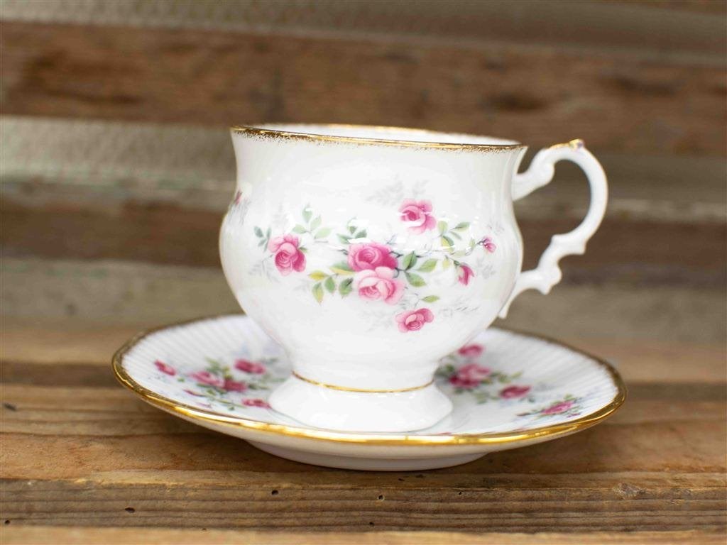 Elisabethan staffordshire porseleinen kop en schoteltje 3792, Ophalen of Verzenden, Gebruikt, Aardewerk, Bord(en)