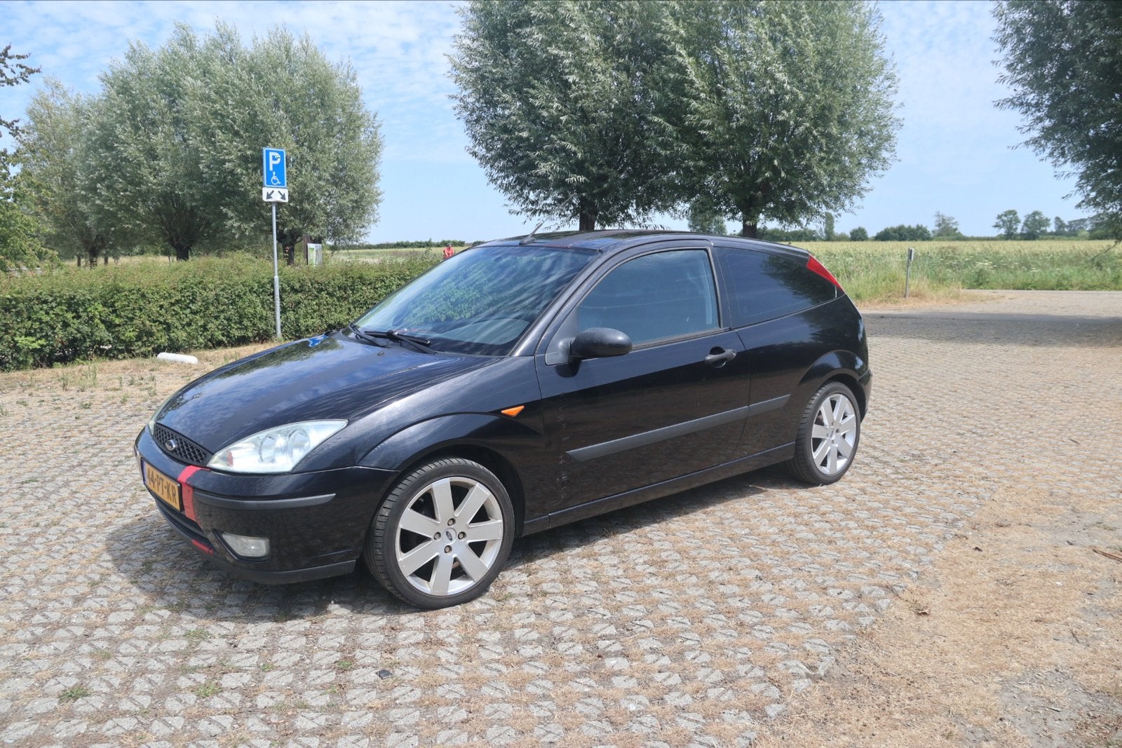 Ford Focus 1.6 I 3D 2004 Zwart, 1596 cc, 15 km/l, 565 kg, Zwart