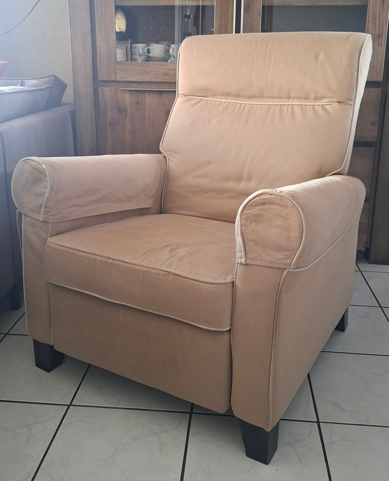 Comfortabele beige relaxfauteuil met verstelbare rugleuning