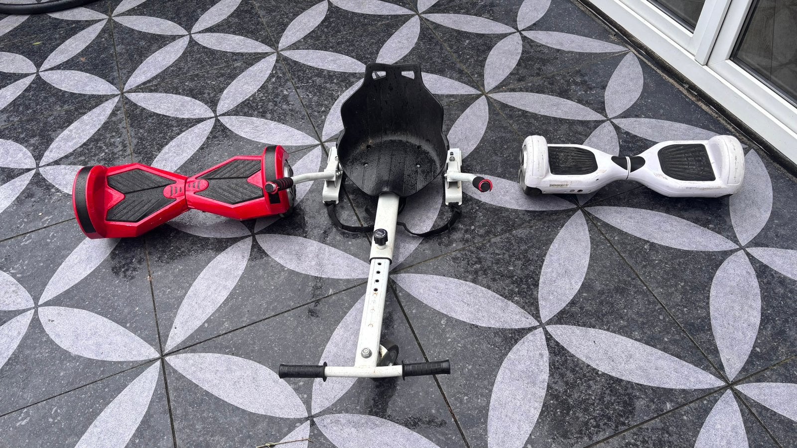 2 Hoverboards en 1 zitje (niet werkend). Incl 1 lader., Ophalen, Gebruikt, Overige typen