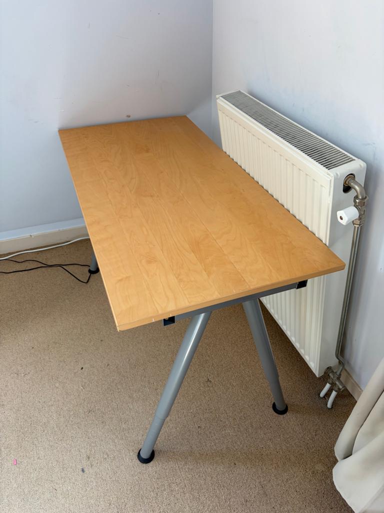 IKEA bureau - Ideaal voor thuiswerkplek of studentenkamer, Ophalen, Gebruikt, Hout, In hoogte verstelbaar