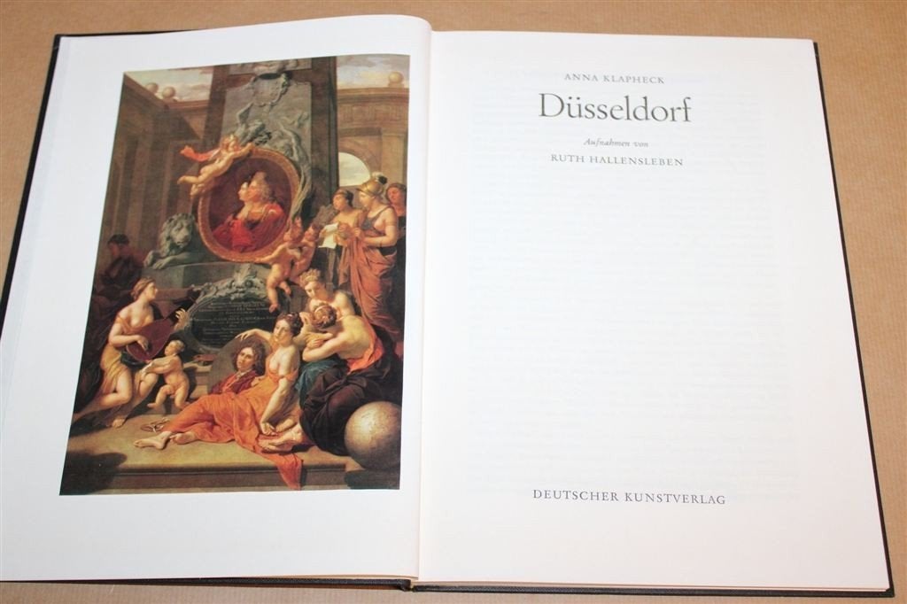 Dusseldorf — Fotoboek over Stad en Architectuur 1971, Ophalen of Verzenden, Gelezen, Overige gebieden