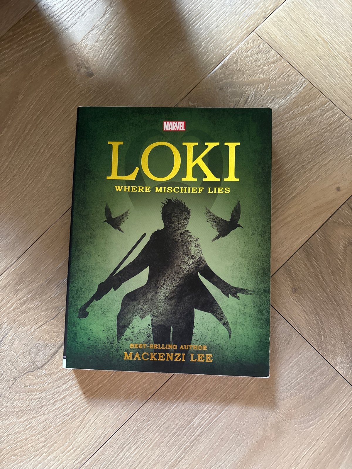 Marvel Loki: Where Mischief Lies - Boek van Mackenzi Lee, Boeken, Ophalen of Verzenden, Zo goed als nieuw