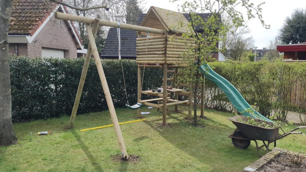 Speelhuisje met glijbaan, Ophalen, Zo goed als nieuw