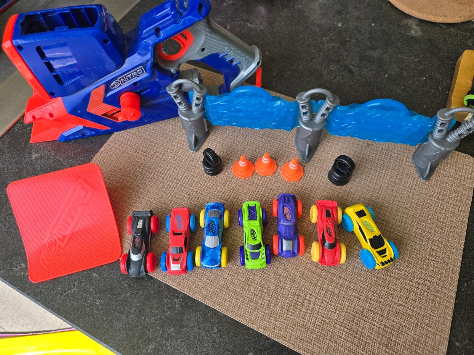 Nerf Nitro Blaster met 7 auto's en accessoires, Kinderen en Baby's, Ophalen, Gebruikt
