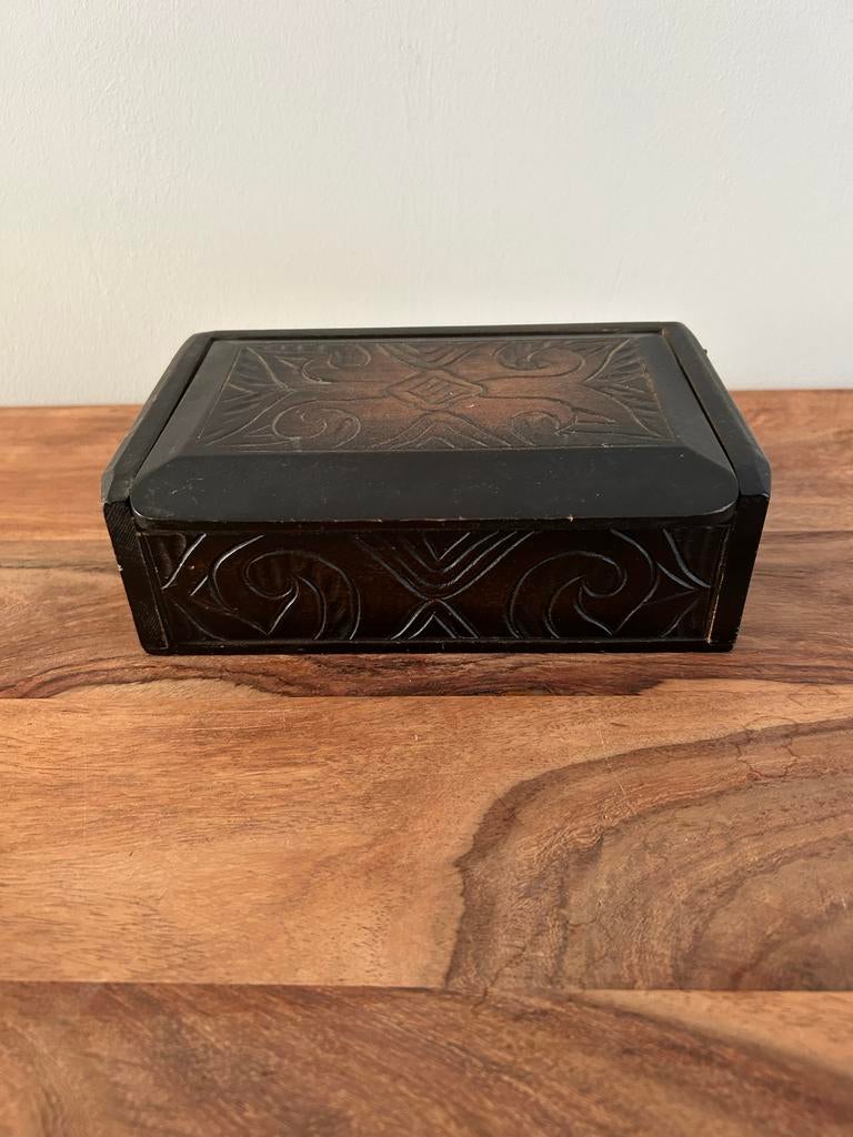 Antieke Houten Doos met Handgesneden Patronen, Ophalen of Verzenden