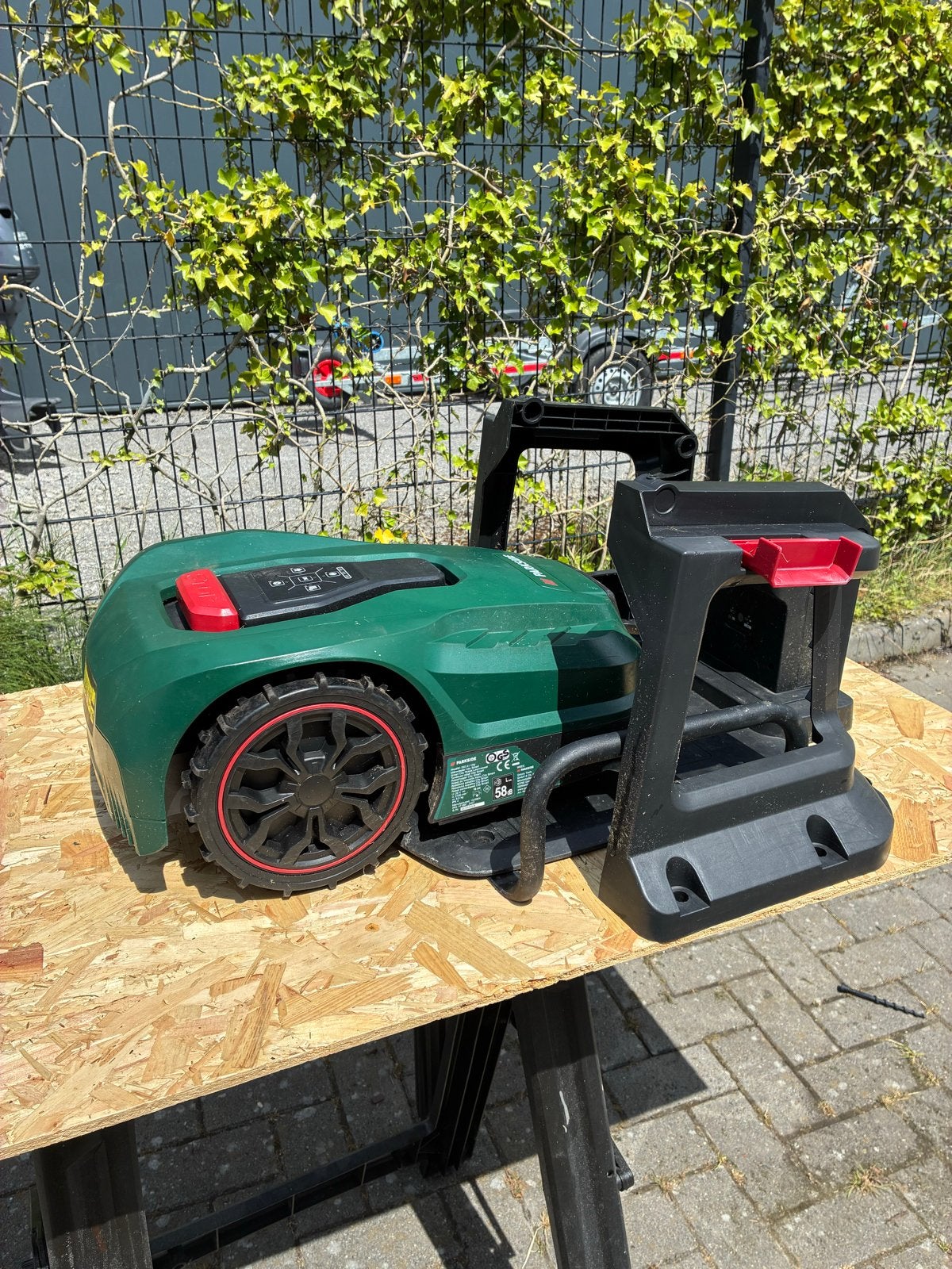 Parkside Robot Grasmaaier met Garage en Toebehoren, Ophalen of Verzenden, Zo goed als nieuw