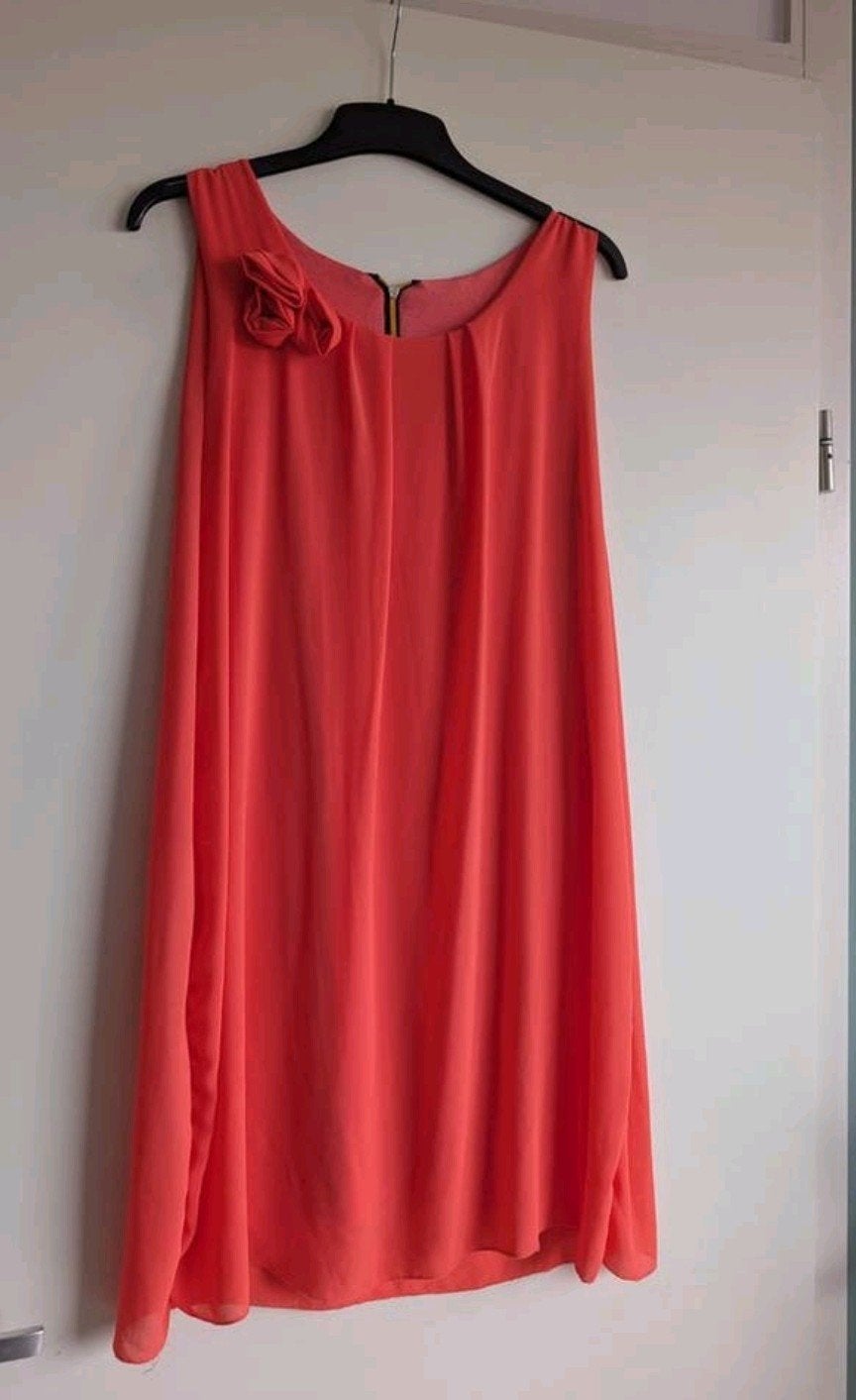 Koraalrode jurk met bloemdetail zo goed als nieuw, Maat 38/40 (M), Oranje, Ophalen of Verzenden, Boven de knie
