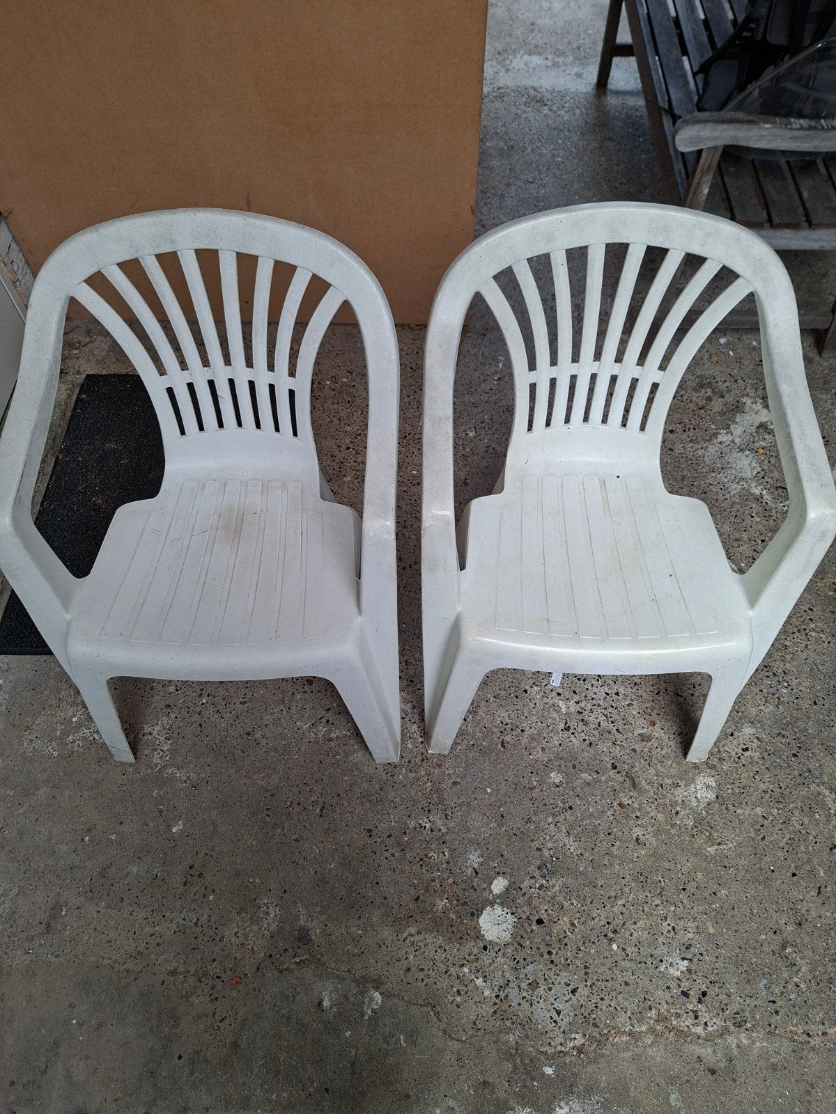 Twee witte kunststof kuipstoelen, Huis en Inrichting, Stoelen, Kunststof, Gebruikt, Twee, Wit