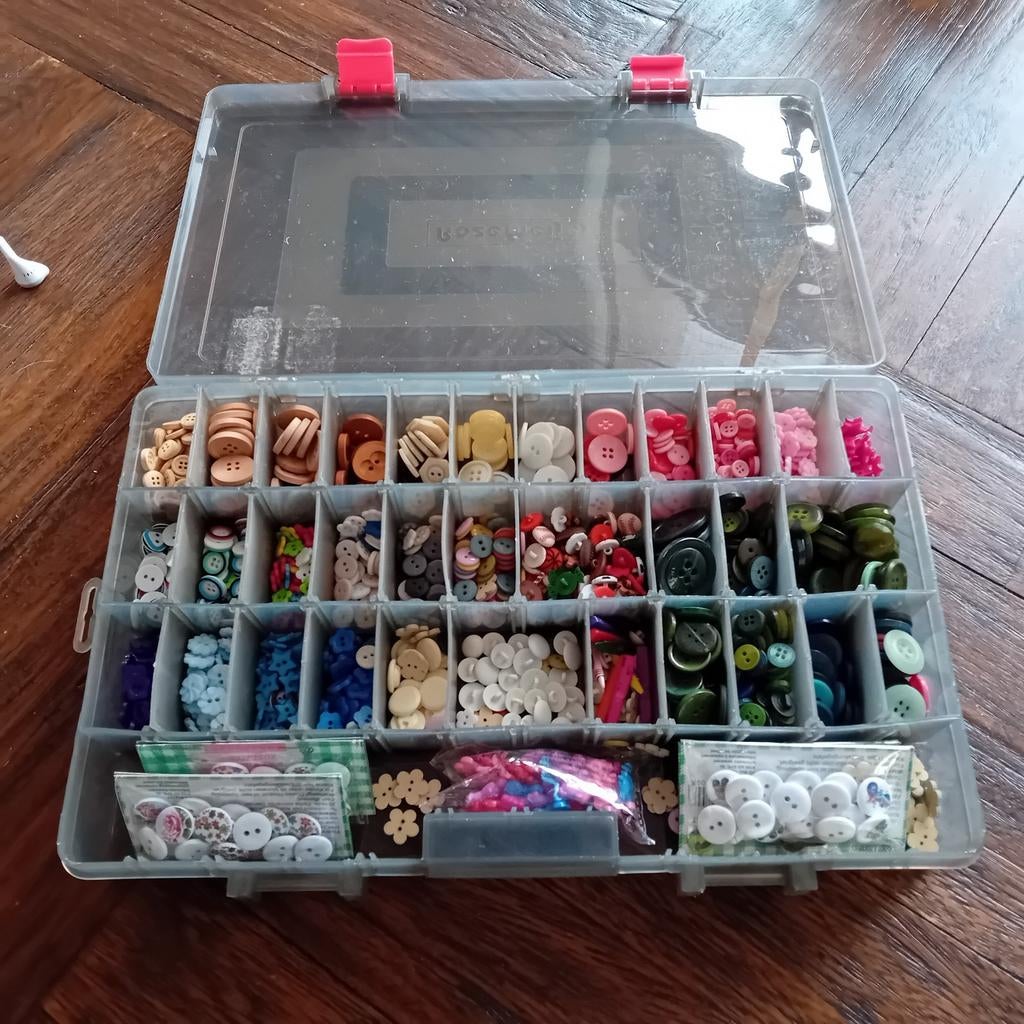 Opbergdoos met vele knopen in diverse kleuren en maten, Ophalen of Verzenden, Knoop of Knopen
