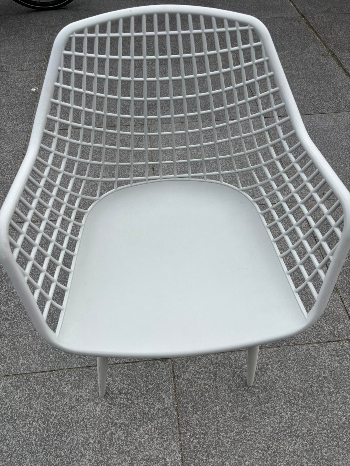 Witte design stoel met raster rugleuning, Kunststof, Wit, Ophalen of Verzenden, Zo goed als nieuw