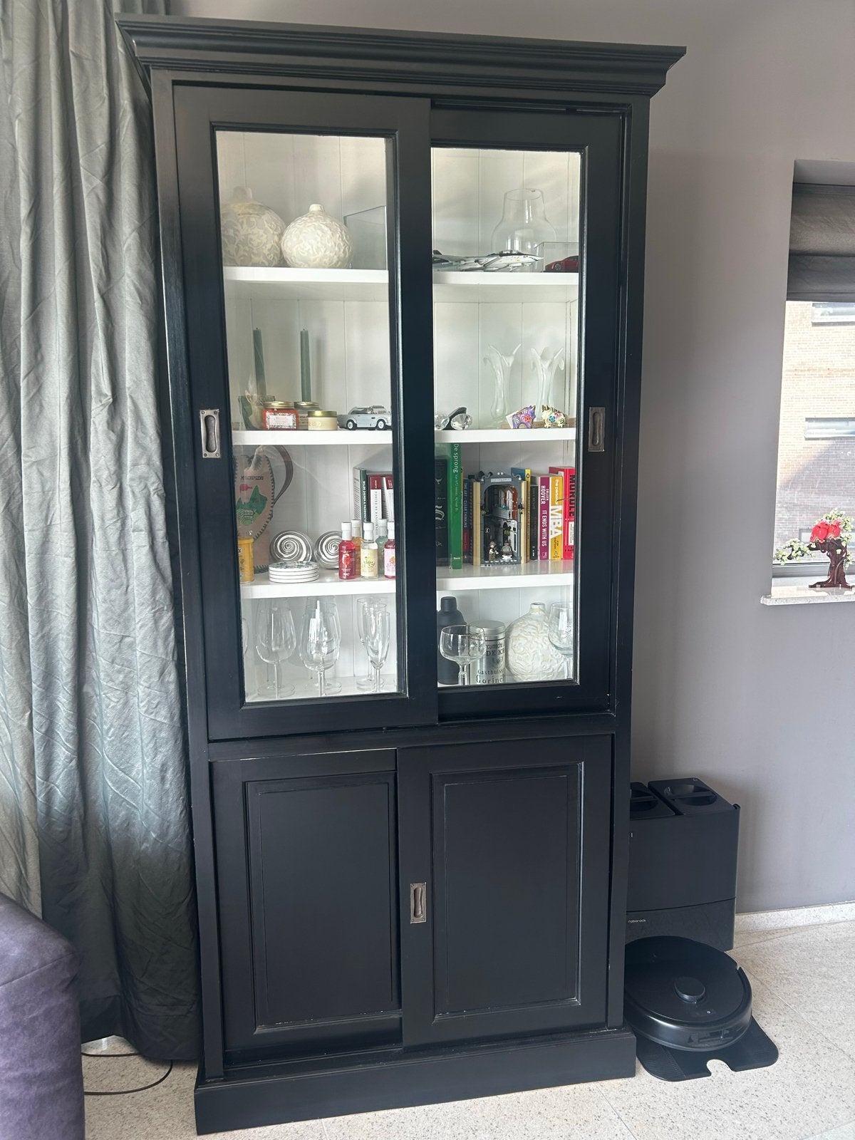 Zwarte vitrinekast met glazen schuifdeuren en klassiek desig, Ophalen, Gebruikt, 50 tot 100 cm, Glas