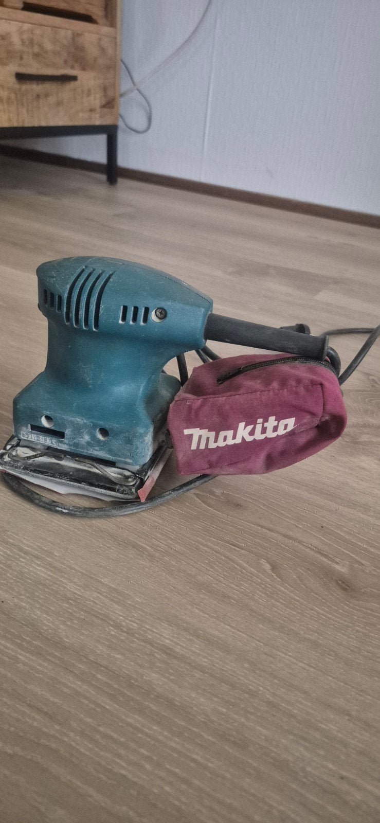 Goedwerkende Makita vlakschuurmachine BO4553, Doe-het-zelf en Verbouw, Gereedschap | Schuurmachines, Verzenden, Gebruikt, Minder dan 600 watt
