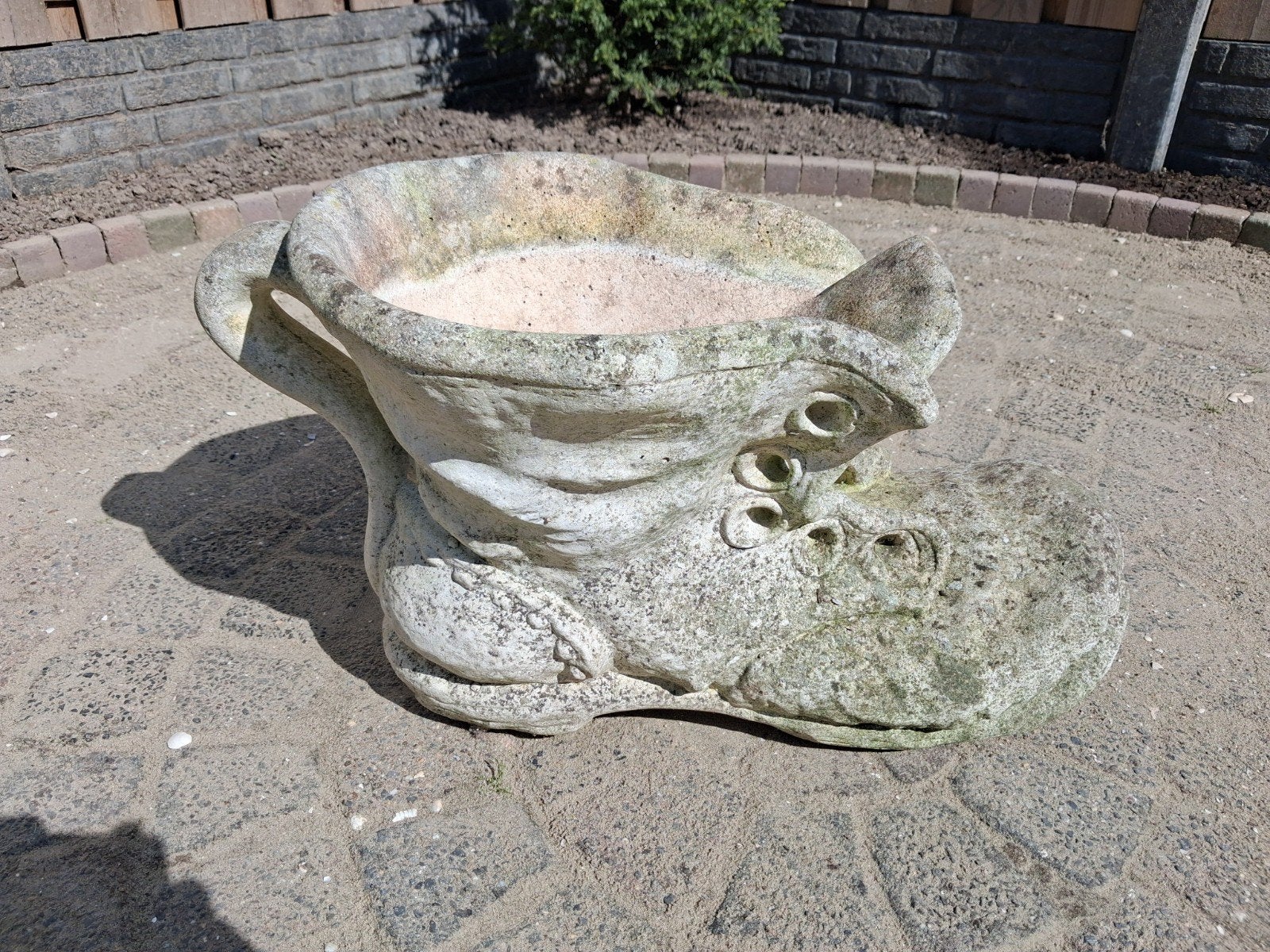 betonnen BLOEMPOT / TUINPOT / PLANTENBAK  als  REUZEN LAARS, Tuin en Terras, Bloempotten, Gebruikt, Rond, Minder dan 40 cm, Tuin