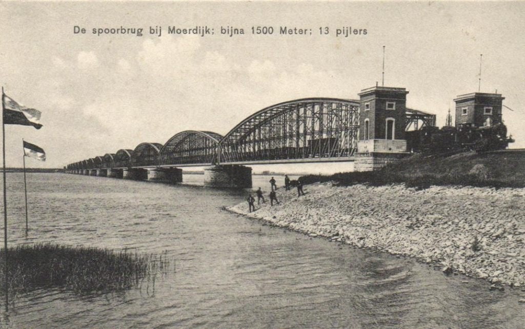 Spoorbrug bij Moerdijk - 1500 meter / 13 pijlers met Trein, Verzamelen, Ansichtkaarten | Nederland, Ophalen of Verzenden, Voor 1920