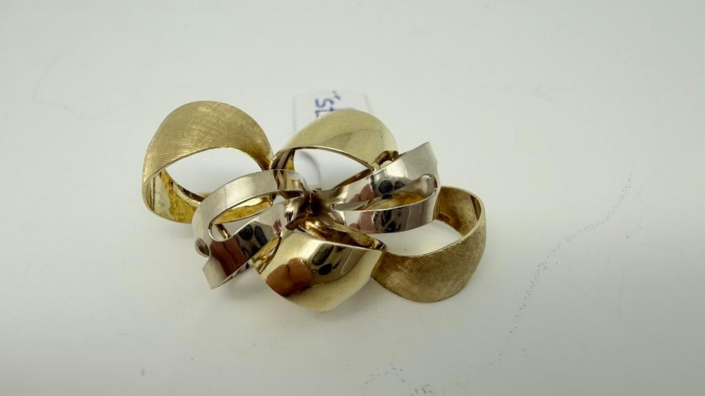 14 karaat gouden broche: wit en geel goud. Breed: 3,3 cm., Antiek en Kunst, Antiek | Goud en Zilver, Verzenden, Goud