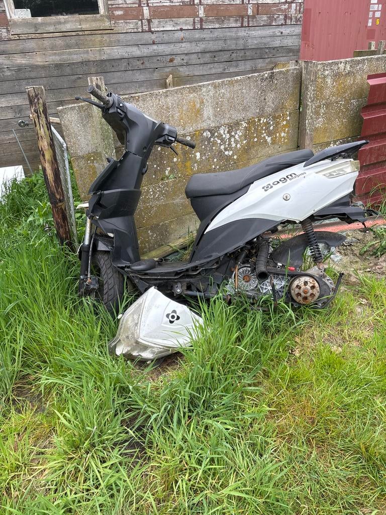 AGM Scooter voor onderdelen of restauratie - defect, Fietsen en Brommers, Brommers | Schadebrommers, Ophalen, Maximaal 45 km/u