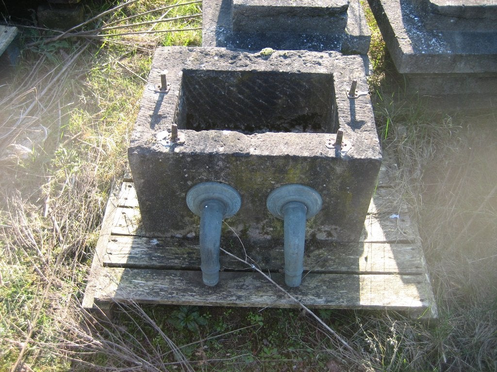 mooi oud arduinen pomphuis met twee bronzen tuiten, Ophalen, Gebruikt