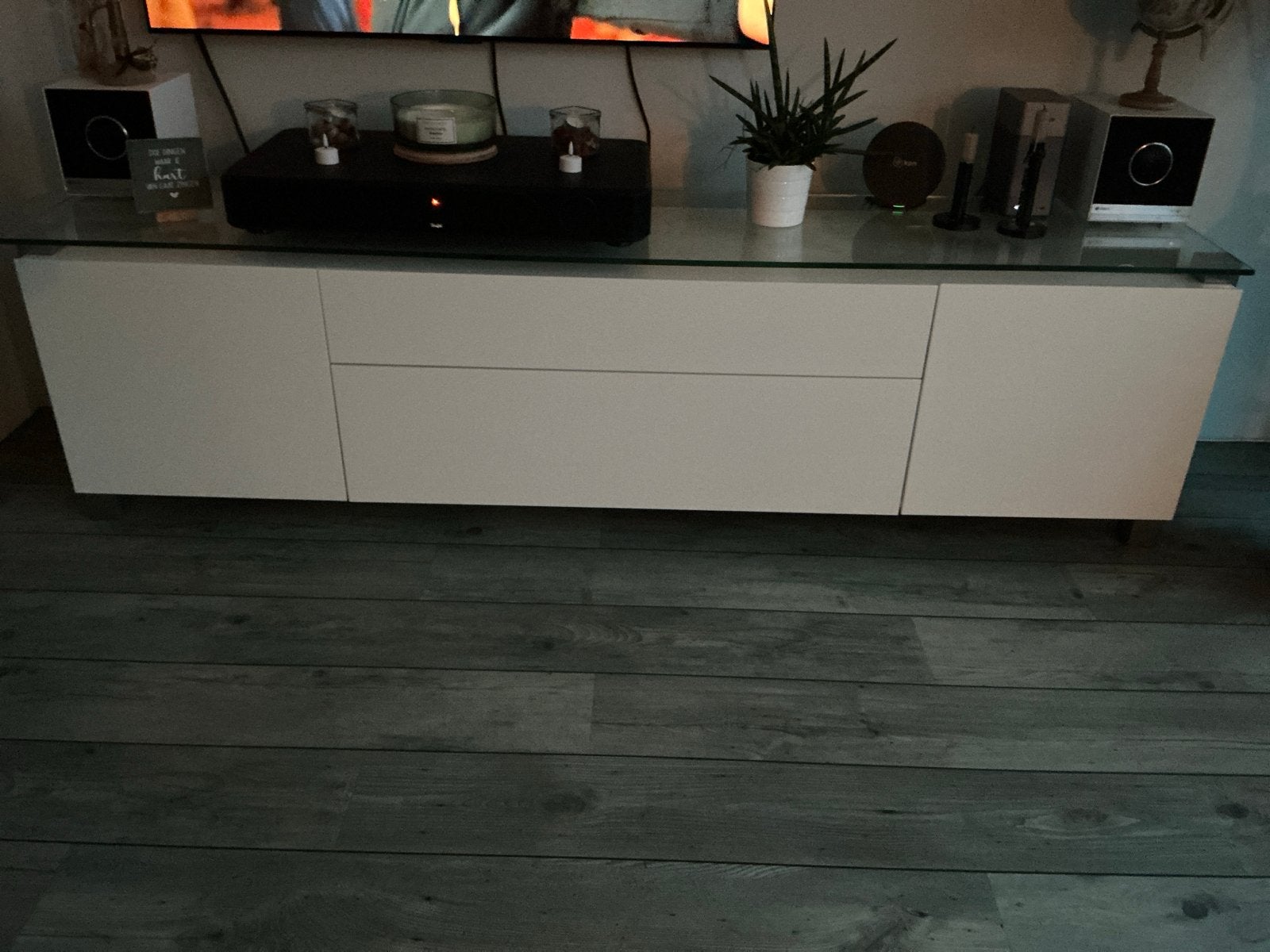 Modern wit tv-meubel met glazen blad, Ophalen, Kunststof, 150 tot 200 cm, Zo goed als nieuw