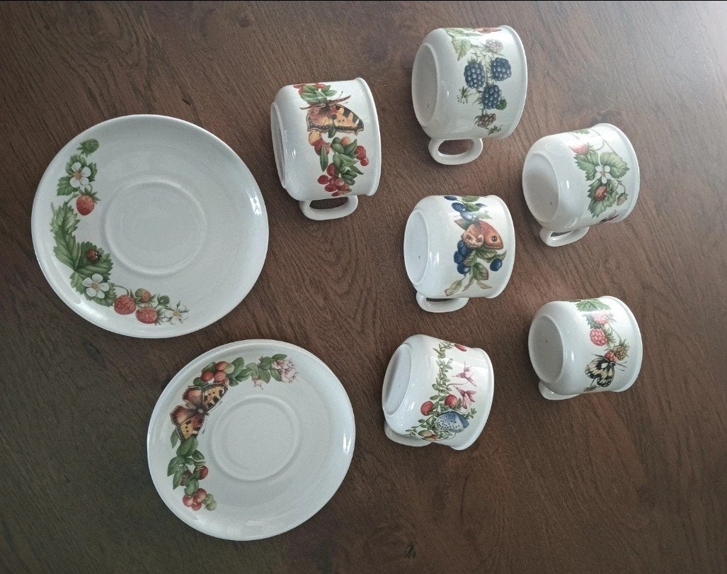 Marjolein Bastin kopjes met schotels - Fruit en vlinder deco, Ophalen of Verzenden, Porselein, Overige stijlen, Kop(pen) en/of Schotel(s)
