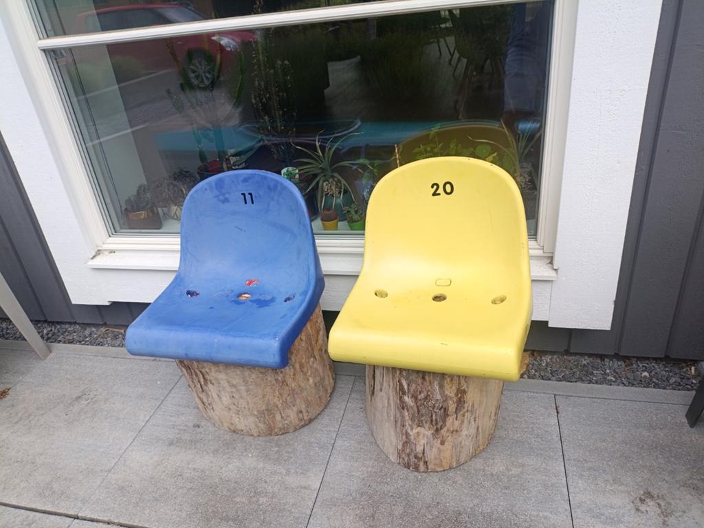 Stoeltje uit het Cambuur stadion op boomstametje, Ophalen, Twee