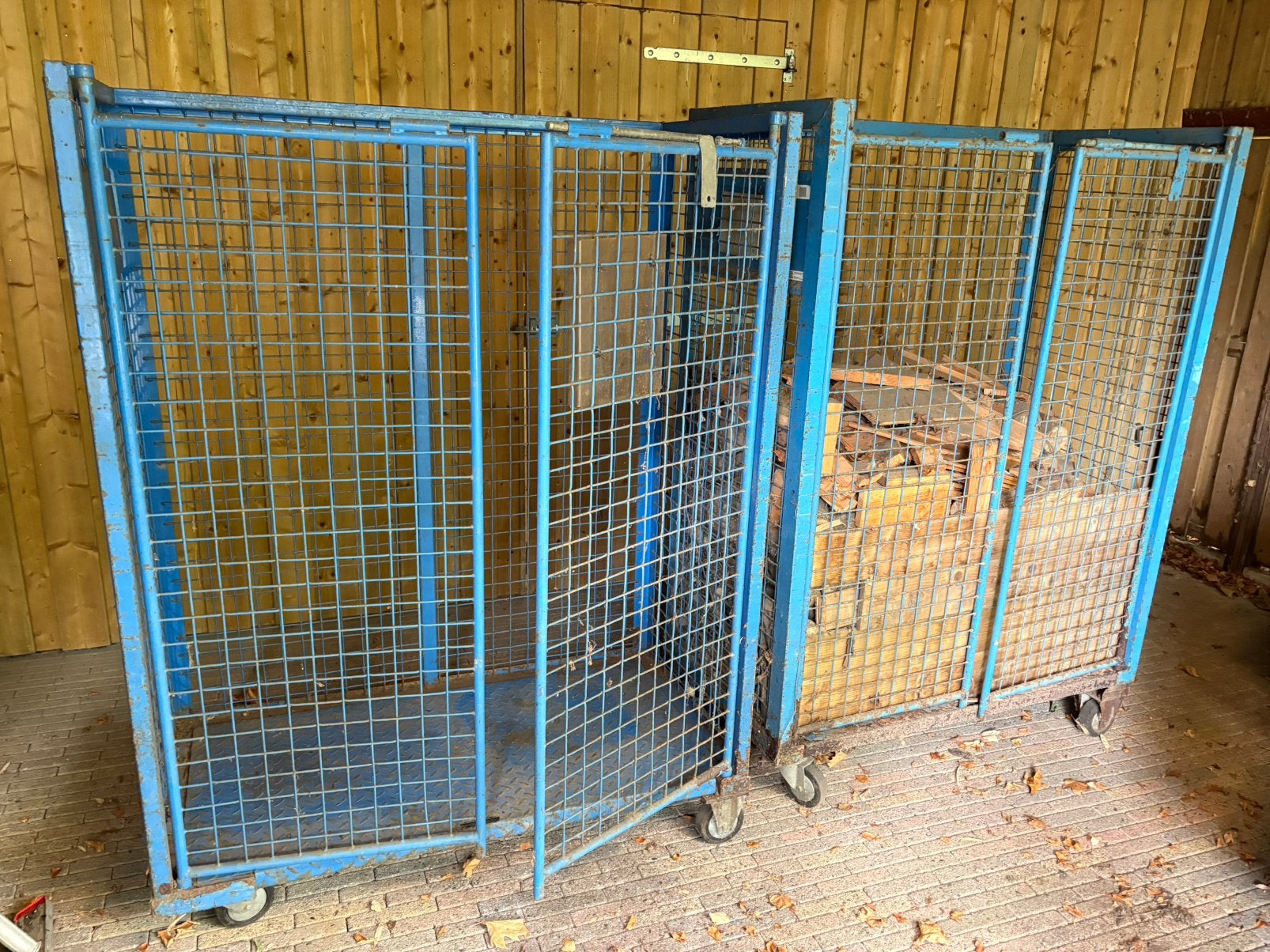 Gratis af te halen: 2 stalen duwkarren met zwenkwieltjes, Ophalen