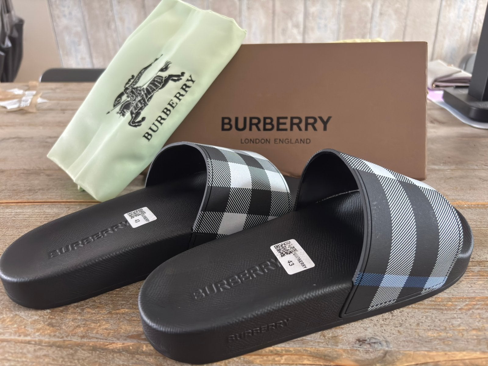 Burberry slippers, Slippers, Zwart, Nieuw, Ophalen of Verzenden