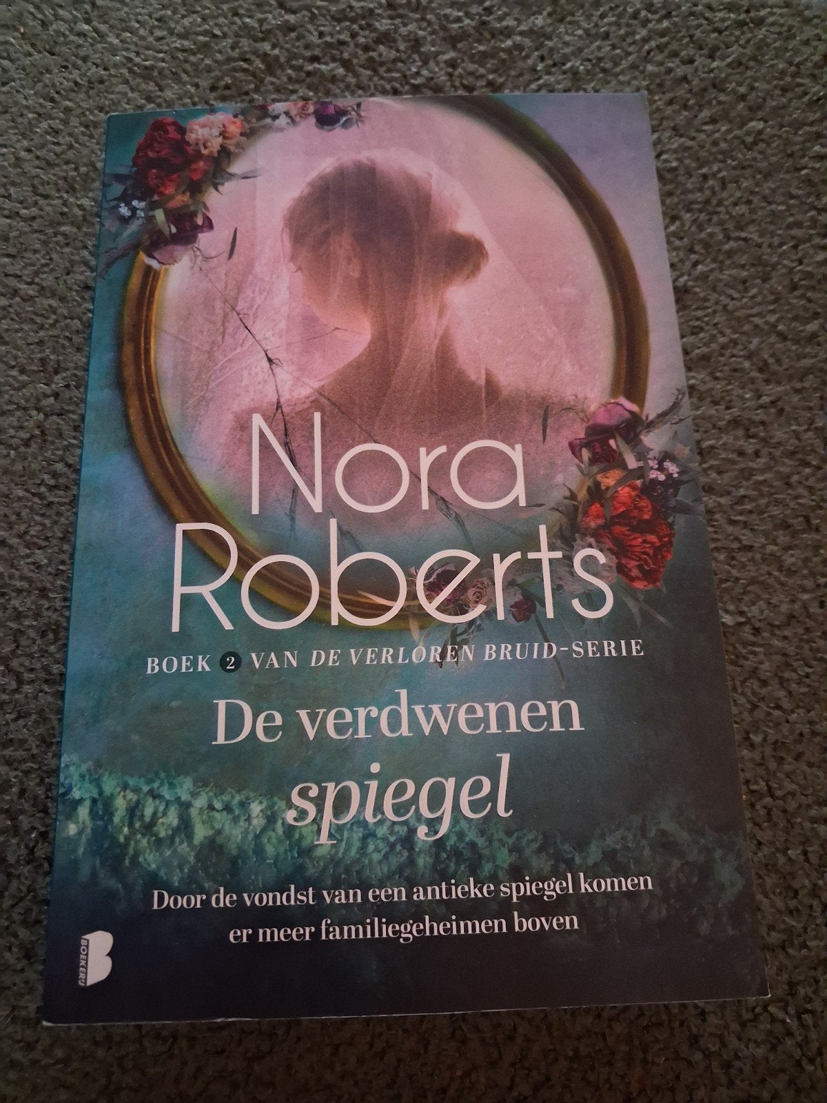 Nora Roberts - De verdwenen spiegel (Boek 2), Ophalen of Verzenden, Zo goed als nieuw, Nora Roberts, Nederland