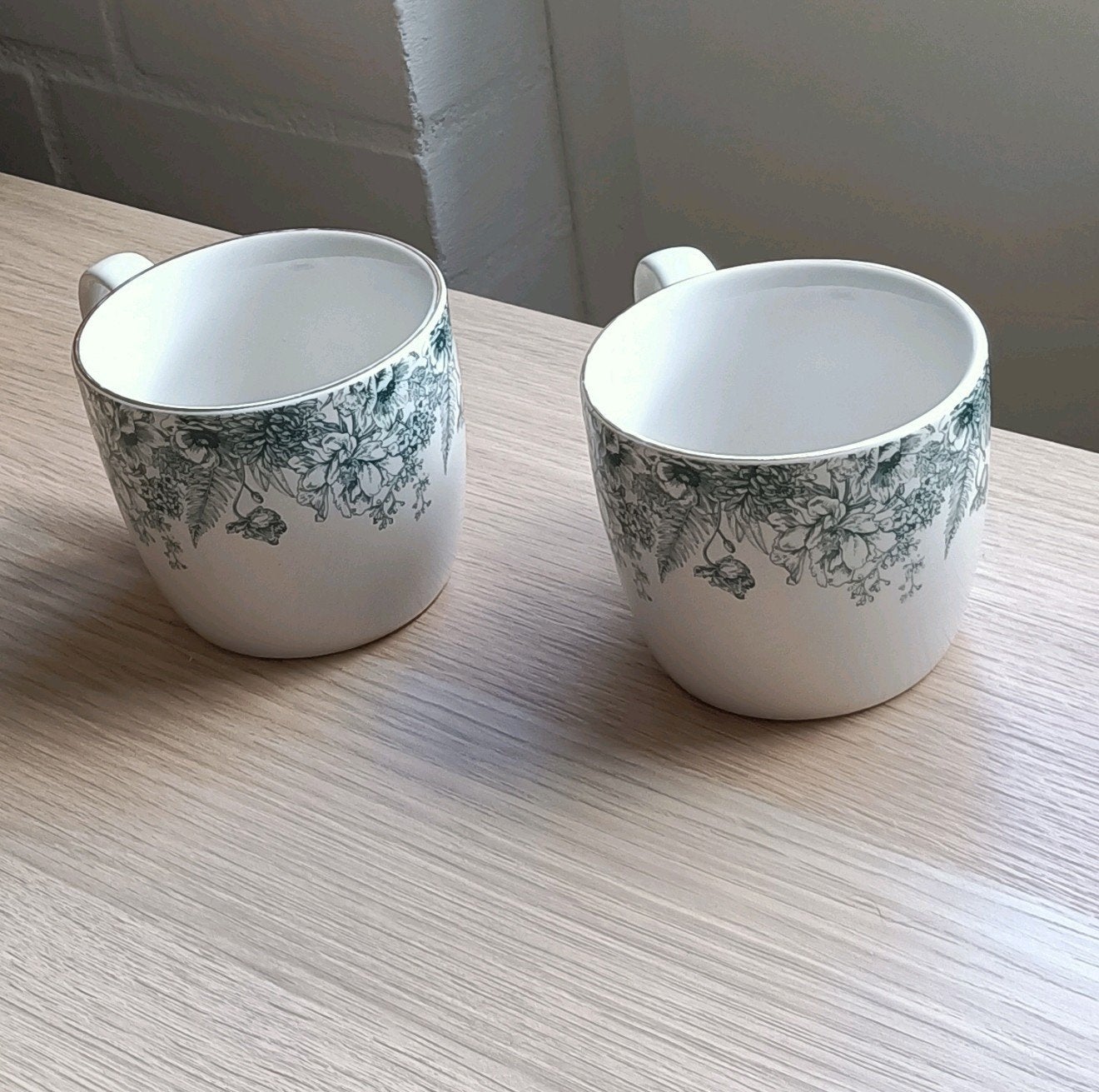Mok met groen bloemmotief en gouden rand set van 2, Huis en Inrichting, Keuken | Servies, Ophalen of Verzenden, Overige stijlen