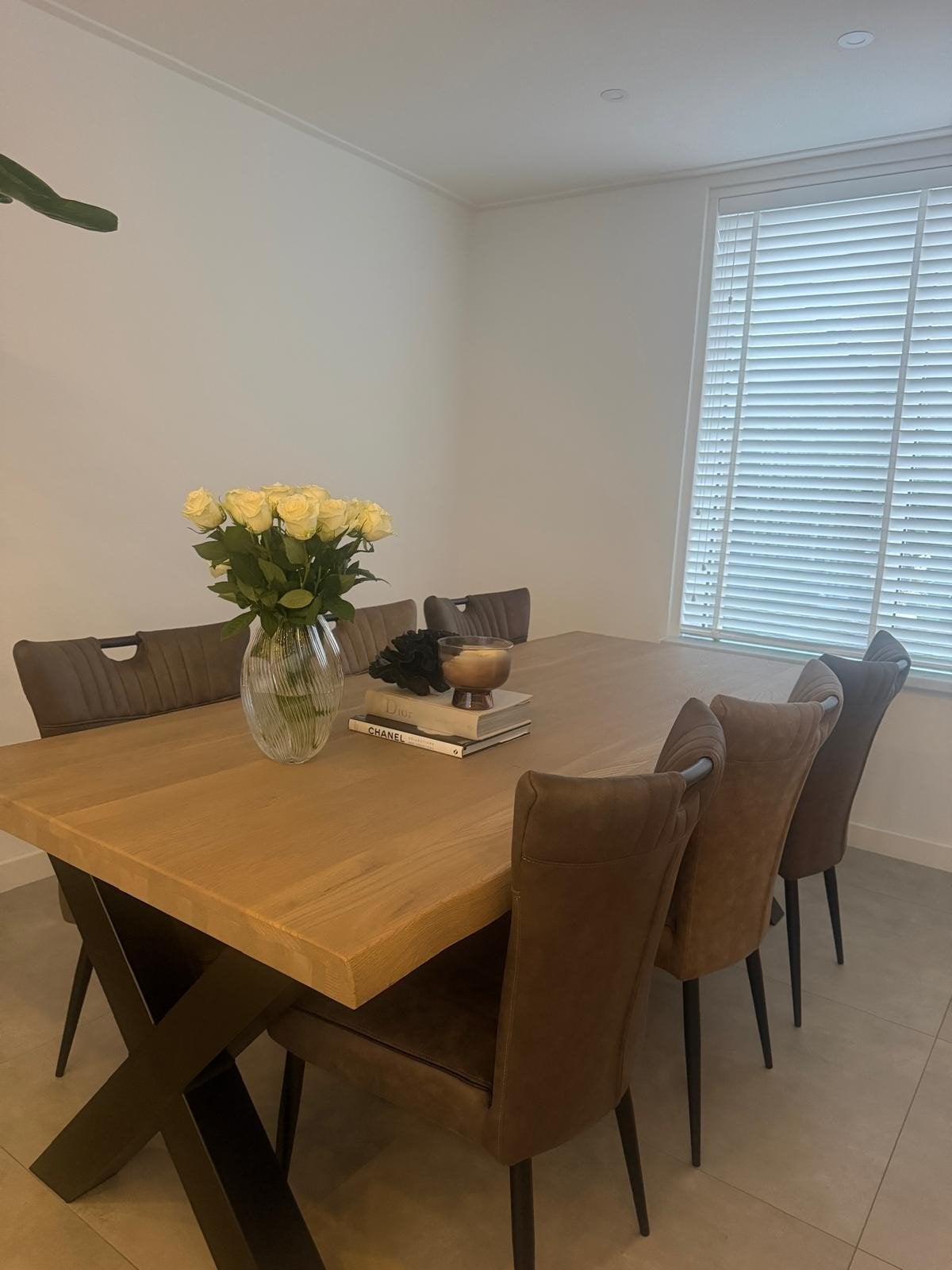 Eikenhouten eettafel met X-poten en 6 stoelen, Huis en Inrichting, 100 tot 150 cm, Ophalen of Verzenden, Zo goed als nieuw, Modern industrieel