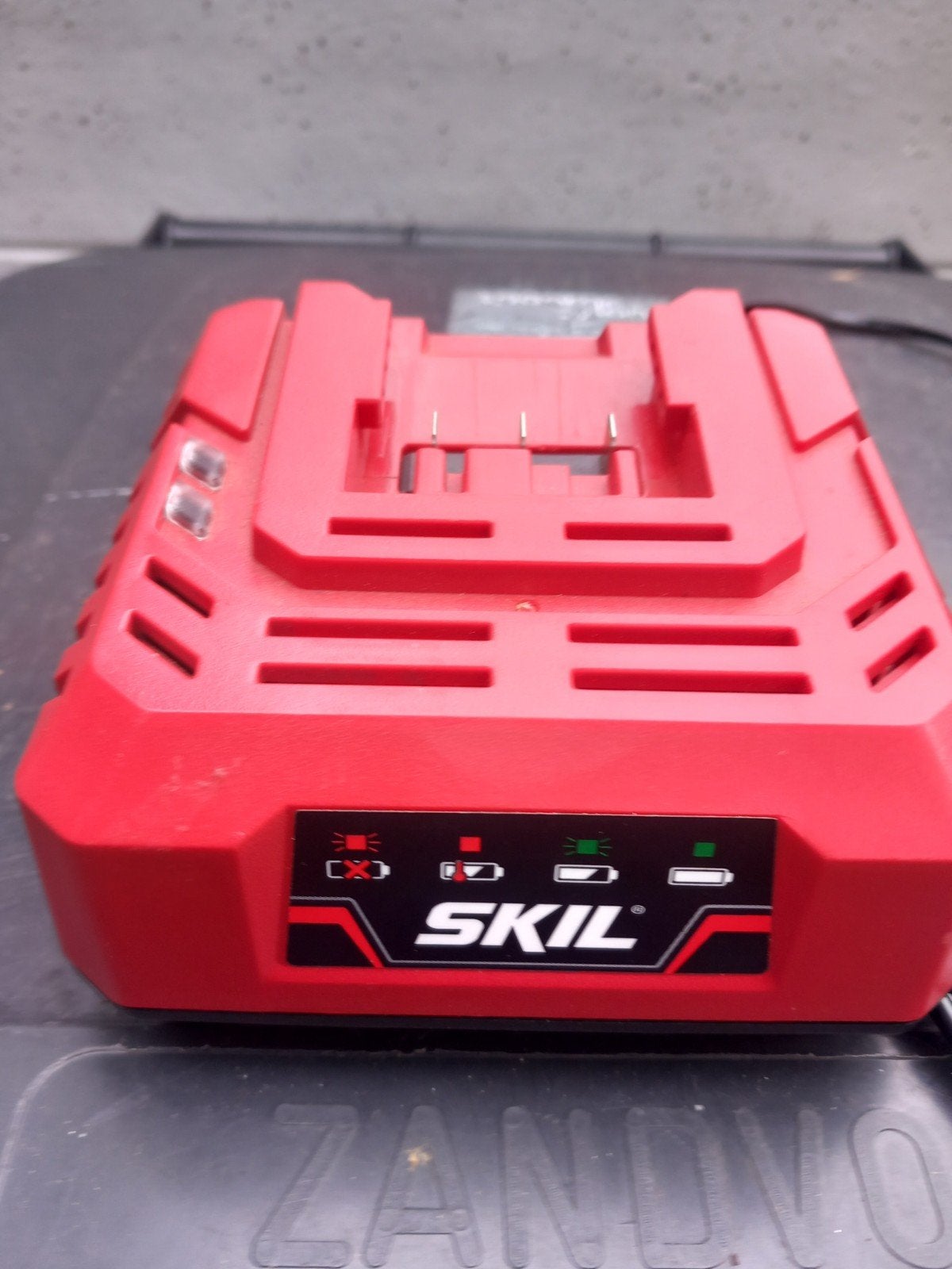 SKIL Acculader CR1E3122AA voor 20V accu's., Ophalen, Zo goed als nieuw