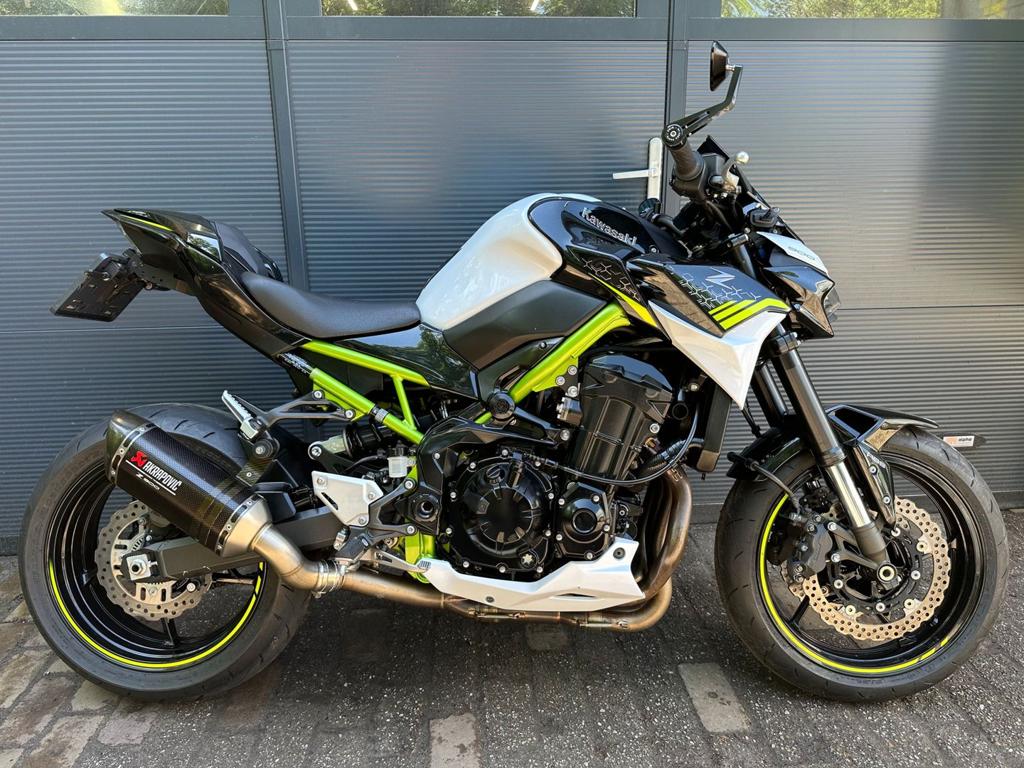 KAWASAKI Z900 PERFORMANCE /Akra/Quickshifter (bj 2020) 13,88, 4 cilinders, Motorrijbewijs A, 948 cc, Bedrijf