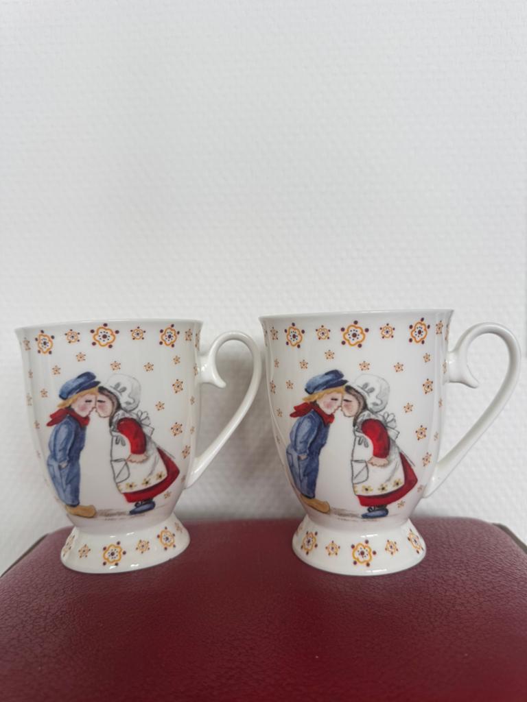 Heinen Delfts Blauw mokken -kissing couple, Ophalen of Verzenden, Zo goed als nieuw, Porselein, Kop en/of schotel