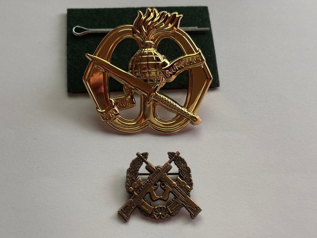 KCT baret embleem met scherpschutter speld, Verzenden, Landmacht, Nederland, Kleding of Schoenen