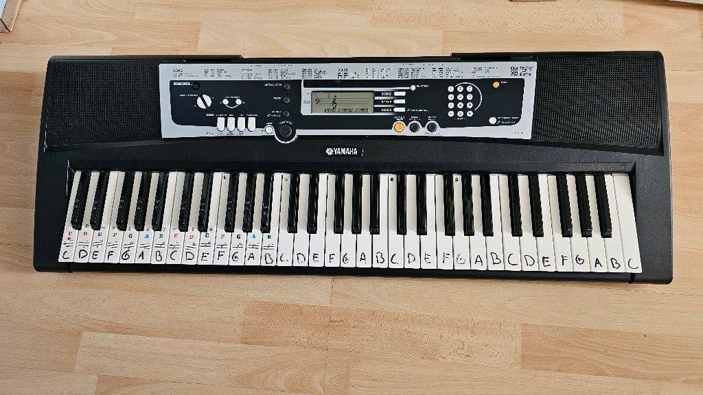 TE KOOP YAMAHA - YPT 210, Ophalen, 61 toetsen, Yamaha, Zo goed als nieuw