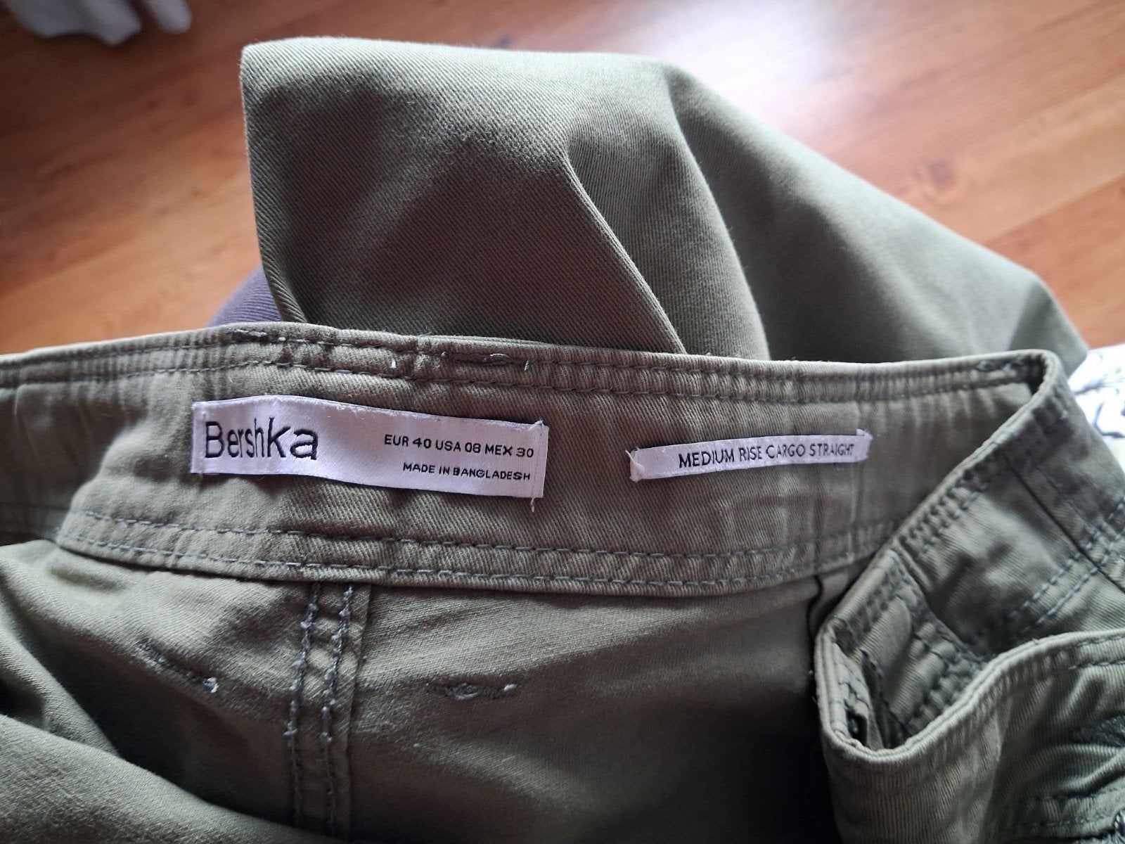 BERSHKA KAKI CARGO BROEK MET WIJDE PIJPEN MAAT 40, Overige kleuren, Overige maten, Ophalen of Verzenden, Zo goed als nieuw