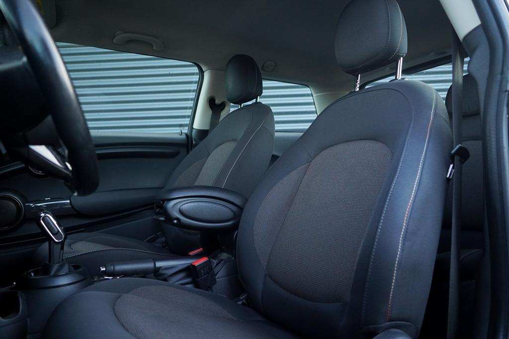 MINI 3-Deurs 1.5 Chili / Aut / Navi / Clima / Cruise / LED /, Auto's, Mini, Gebruikt, 4 stoelen, Leder en Stof, Bedrijf