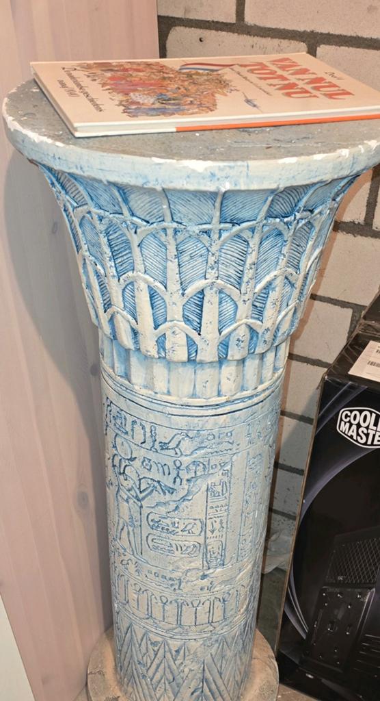 Decoratieve stenen zuil / pilaar met Egyptische motieven, Ophalen