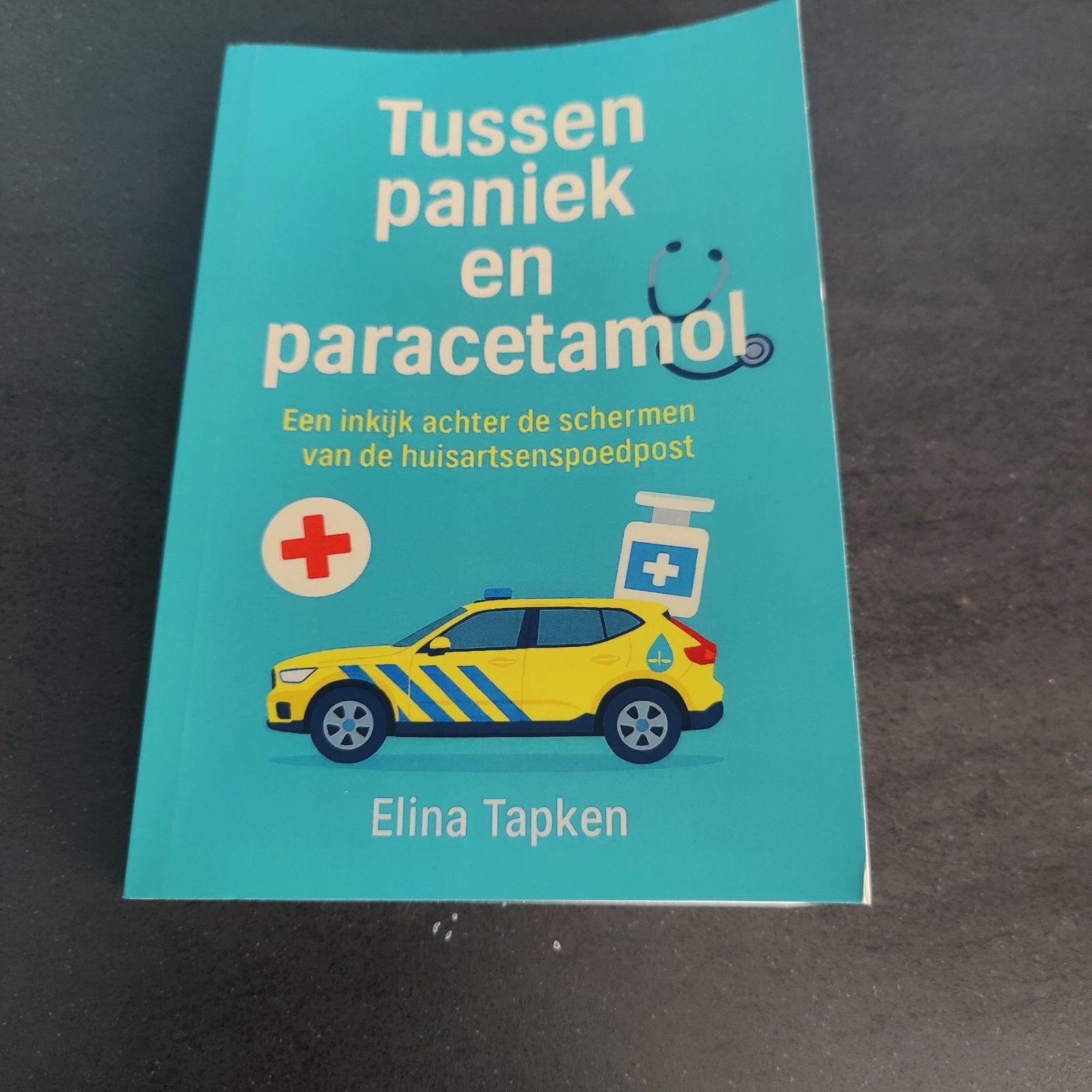 Tussen paniek en paracetamol - Elina Tapken (Huisartsenpost), Ophalen of Verzenden, Gelezen, Nederland