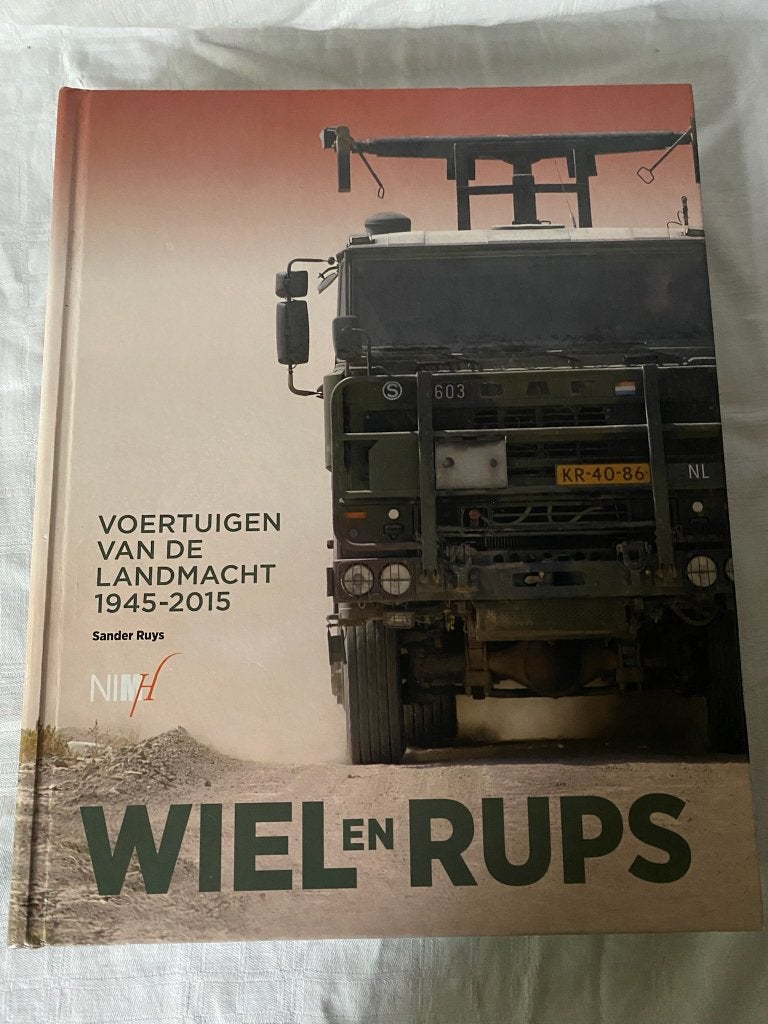 Wiel en rups: voertuigen van de Landmacht 1945-2015, Gelezen, Ophalen of Verzenden, Landmacht, 1945 tot heden