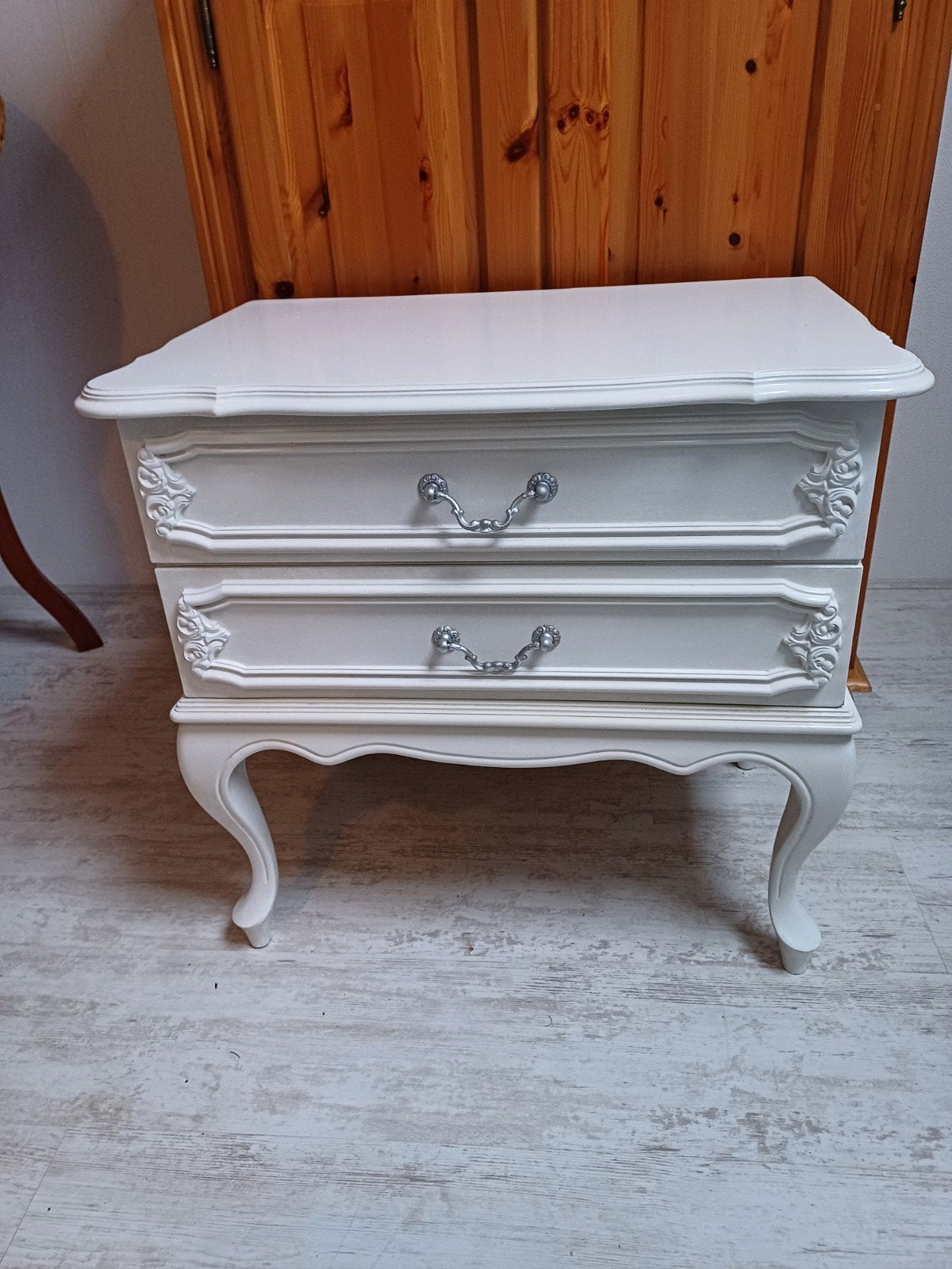 Elegant wit nachtkastje met 2 lades - Zo goed als nieuw, Ophalen, Klassiek, Rococo, Barok, 1 of 2 laden, 50 tot 100 cm